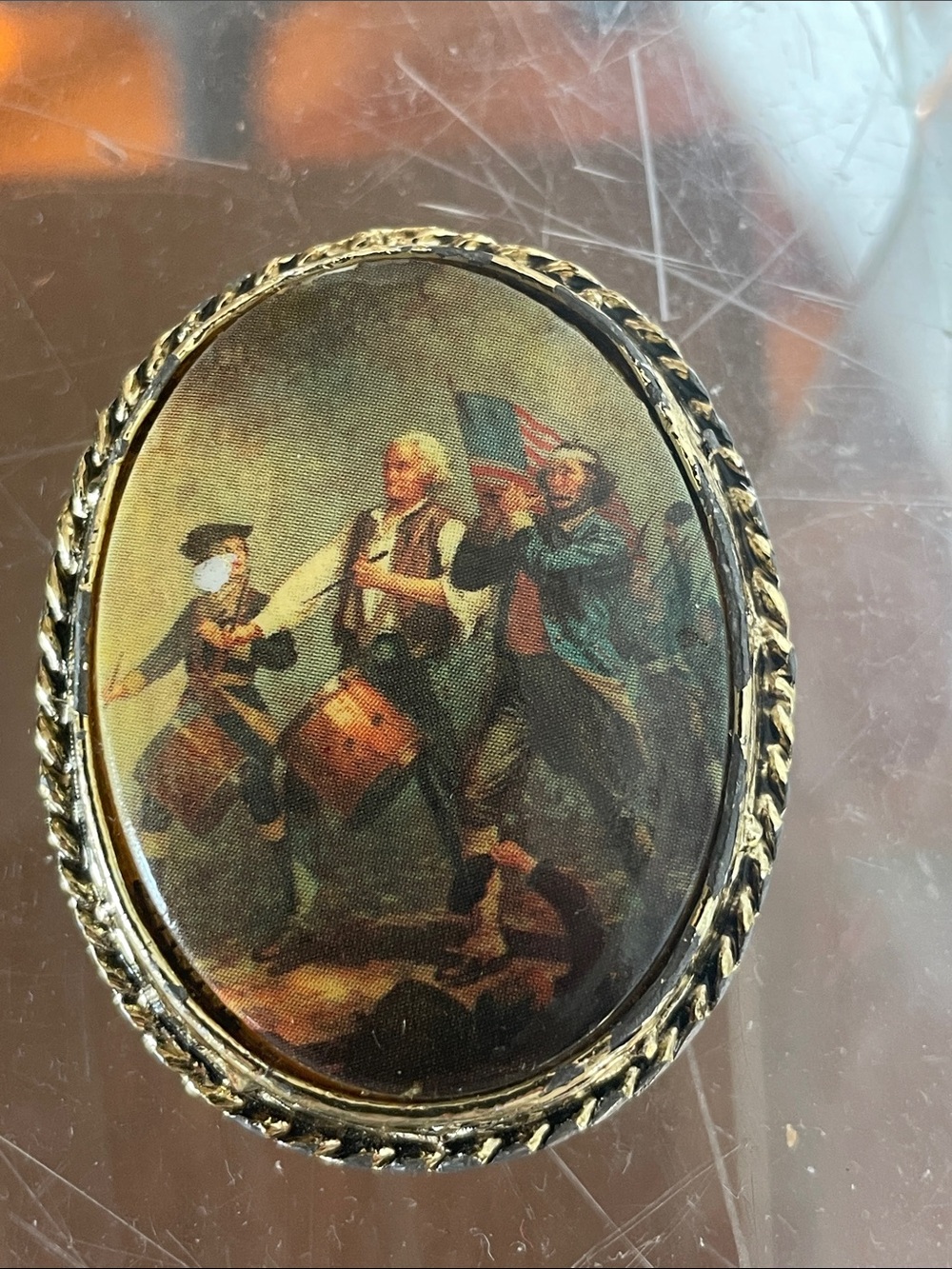 Patriotic Vintage- Oval brooch in Gold tone Bicentennial scene